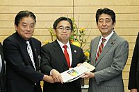 Takashi Kawamura Hideaki Omura and Shinzo Abe 20161021 1