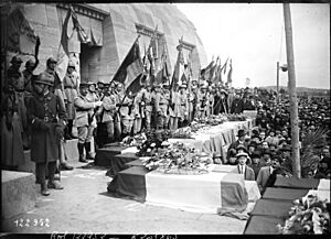 18-9-27, inauguration de l'ossuaire de Douaumont, cercueils des soldats anonymes