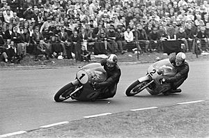 500cc race. Mike Hailwood (nr. 2) in duel met Giacomo Agostini (nr. 1), Bestanddeelnr 920-4317