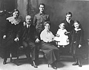 Dugald Louis Poppelwell and Family.JPG