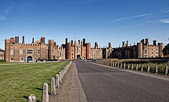 Hampton Court Palace, West Front Richmond upon Thames 1193127 20230823 0050.jpg