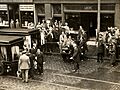 Het uitdragen van de lijkkisten van Sacco en Vanzetti uit de rouwkamer in Boston (Mass, SFA022004132