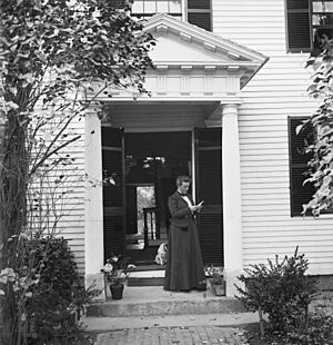 Houghton MS Am 1743.26 (16) - Sarah Orne Jewett in doorway