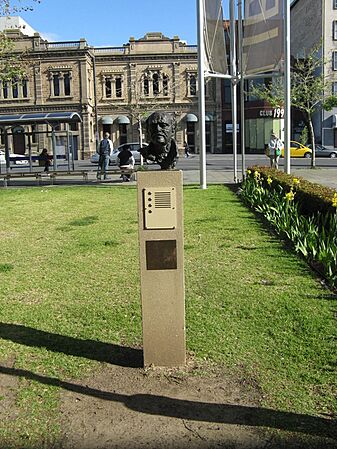J150W-statue-Dowie