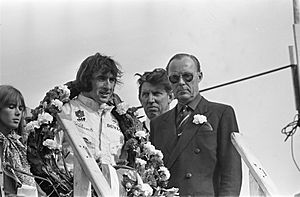 Jackie Stewart en Prins Bernhard tijdens het spelen van het volkslied, Bestanddeelnr 922-5524
