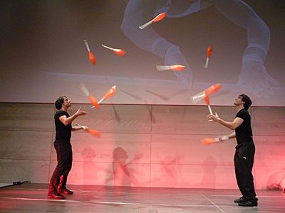Juggling Clubs Manuel and Christoph Mitasch 11 club passing