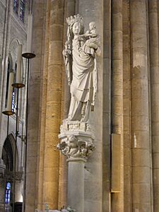 Notre dame de paris, statua della nostra signora di parigi