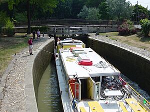 Péniche Le Tourville écluse de l Aiguille Canal-du-Midi