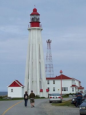 Phare de Pointe-au-Pere et installation de la station d'aide a la navigation
