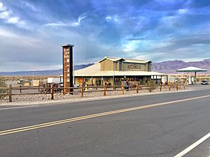 General store and sign at Stovepipe Wells, December 2017