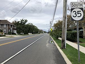 2018-09-24 08 37 34 View south along New Jersey State Route 35 (Main Avenue) just south of Ocean County Route 632 (Bridge Avenue) in Bay Head, Ocean County, New Jersey