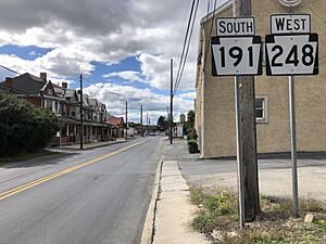 2022-09-28 14 09 32 View south along Pennsylvania State Route 191 and west along Pennsylvania State Route 248 (Easton Road) just southwest of Broad Street in Nazareth, Northampton County, Pennsylvania