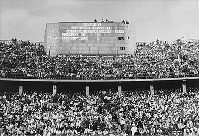 Bundesarchiv Bild 183-2004-1001-503, Berlin, Zuschauer beim Fußball-Endspiel