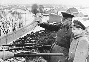 Bundesarchiv Bild 183-H29033, Ratibor, Volkssturmmänner mit Panzerfäusten