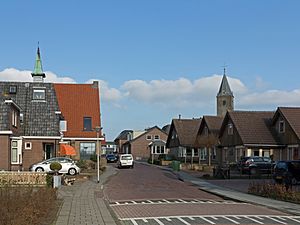 IJsselmuiden, toren van de Nederlands Hervormde kerk RM39907 en kerkgebouw van de voormalige Gereformeerde Gemeente Buitenverband foto3 2016-02-17 14.39