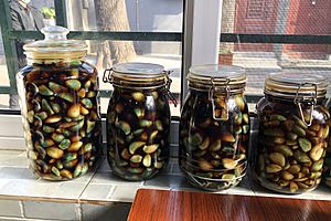 Laba garlic in vinegar jars (20210115132659)