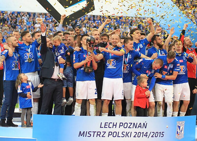 Lech Poznań Mistrz Polski 2014-15 Trofeum (cropped)