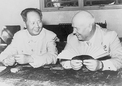 Mao Tsé-toung, portrait en buste, assis, faisant face à Nikita Khrouchtchev, pendant la visite du chef russe 1958 à Pékin.jpg