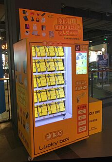 Prize vending machine in Haikou - 01