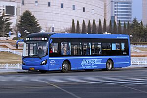 Qingdao Development Zone Bus K1 - Sunwin - SWB6121EV6 (Wheelchair Accessible Low-entrance) - ChangJiang Road (Middle) (16668263526)