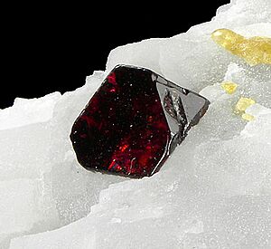 Spinel-Calcite-258747