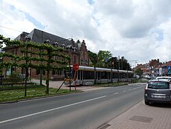 Tram voor het gemeentehuis van Drogenbos.jpg