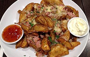 Wedges with cheese and bacon (cropped)