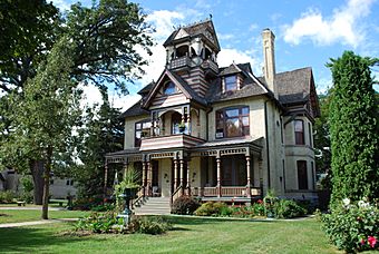 A.H.Allyn House 511 E Walworth Delavan2.JPG