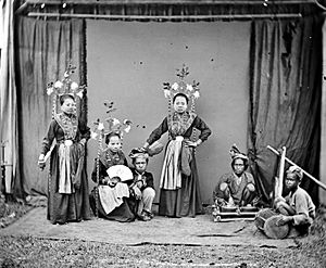 COLLECTIE TROPENMUSEUM 'Tandako' danseressen te Gorontalo Noord-Celebes TMnr 10003469