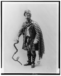 Harry Lauder, full-length portrait, in costume, standing, facing front) - E. White, N.Y LCCN00650481