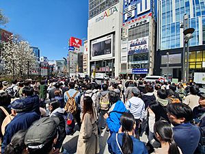 Passers-by in Shinjuku watch Reiwa period announcement (1 April 2019)