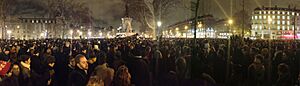 Place de la République, 18h50, une foule silencieuse