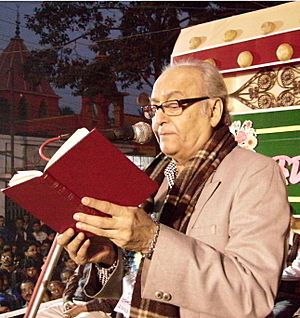 Soumitra Chatterjee reciting a poem by Rabindranath Tagore at inauguration of a flower show.jpg