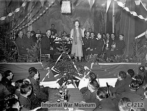 Gracie Fields entertains airmen during WW2