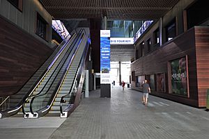 Ground floor escalators 2018 Sept Pier 17 jeh