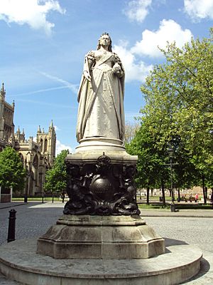 Queen Victoria statue, College Green, Bristol - DSC05683.JPG