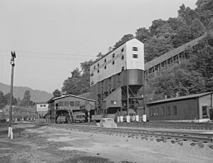 Tipple of Mine ^31. Black Mountain Corporation, 30-31 Mines, Kenvir, Harlan County, Kentucky. - NARA - 541267 - cropped (2)
