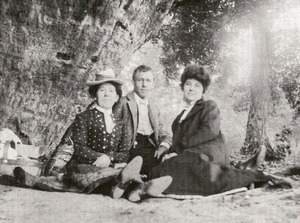 Will & Etta Chopek Englert (right) with her sister Emma Chopek Unrath, c1909