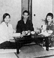 Yasunari Kawabata 1930+wife and sister