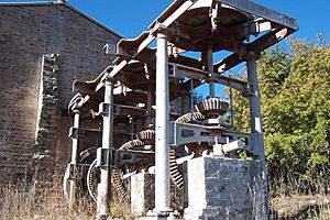1738 - Raffan's Mill and Brick Bottle Kilns Precinct - Old milling machinery at Raffan's Mill (5056468b2)