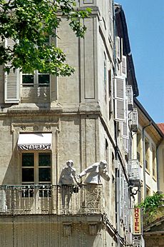 Avignon statues