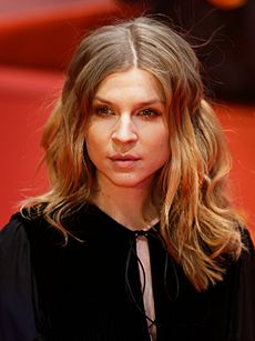 Clémence Poésy Final Portrait Red Carpet Berlinale 2017 02