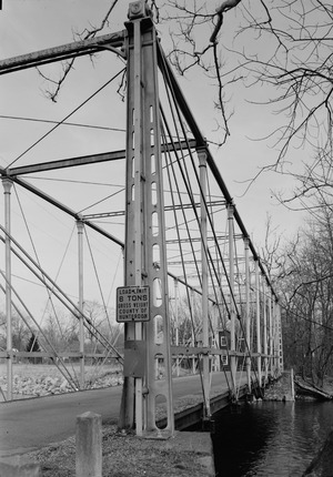 DETAIL VIEW, ENDPOST LOKING EAST - Fink Through-Truss Bridge, Hunterdon County Government Complex (moved to), Flemington, Hunterdon County, NJ HAER NJ,10-CLIN.V,1-7