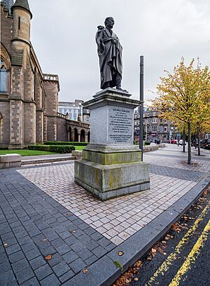 Dundee,-Albert-Square,-George-Kinloch-Monument-(Q17798900)