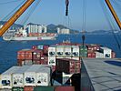 Ein Container wird von Deck gehievt