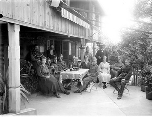 Gemütliches Zusammensein am Tisch auf der Terrasse - CH-BAR - 3241443