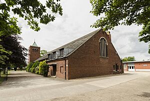 Holy Cross church, Boultham, Lincoln - geograph.org.uk - 5025287