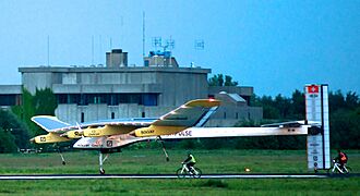 SolarImpulse HB-SIA landing Brussels Airport 3-crop