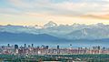 雪山下的成都市天际线 Chengdu skyline with snow capped mountains.jpg