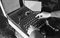 Bundesarchiv Bild 101I-241-2173-09, Russland, Verschlüsselungsgerät Enigma